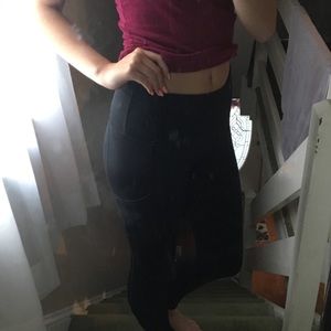 A black pair or Aerie leggings with pockets